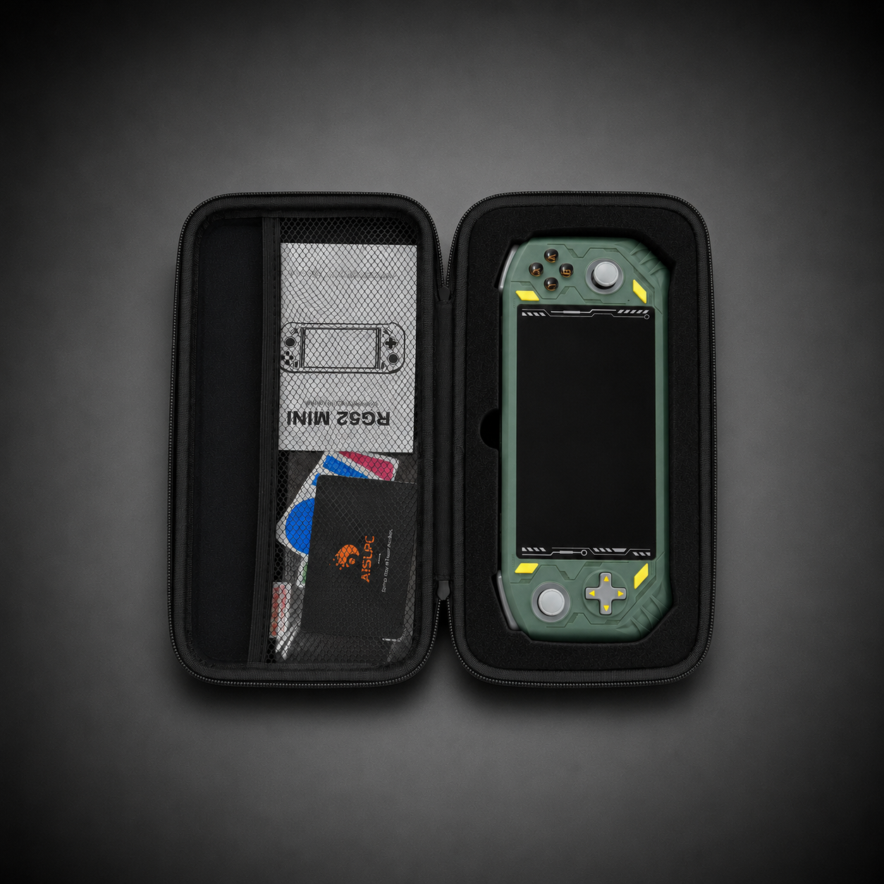Открытый чехол AISLPC для RG52 MINI и RG52 PRO MAX с зелёной консолью, руководством пользователя и защитными отделениями.
