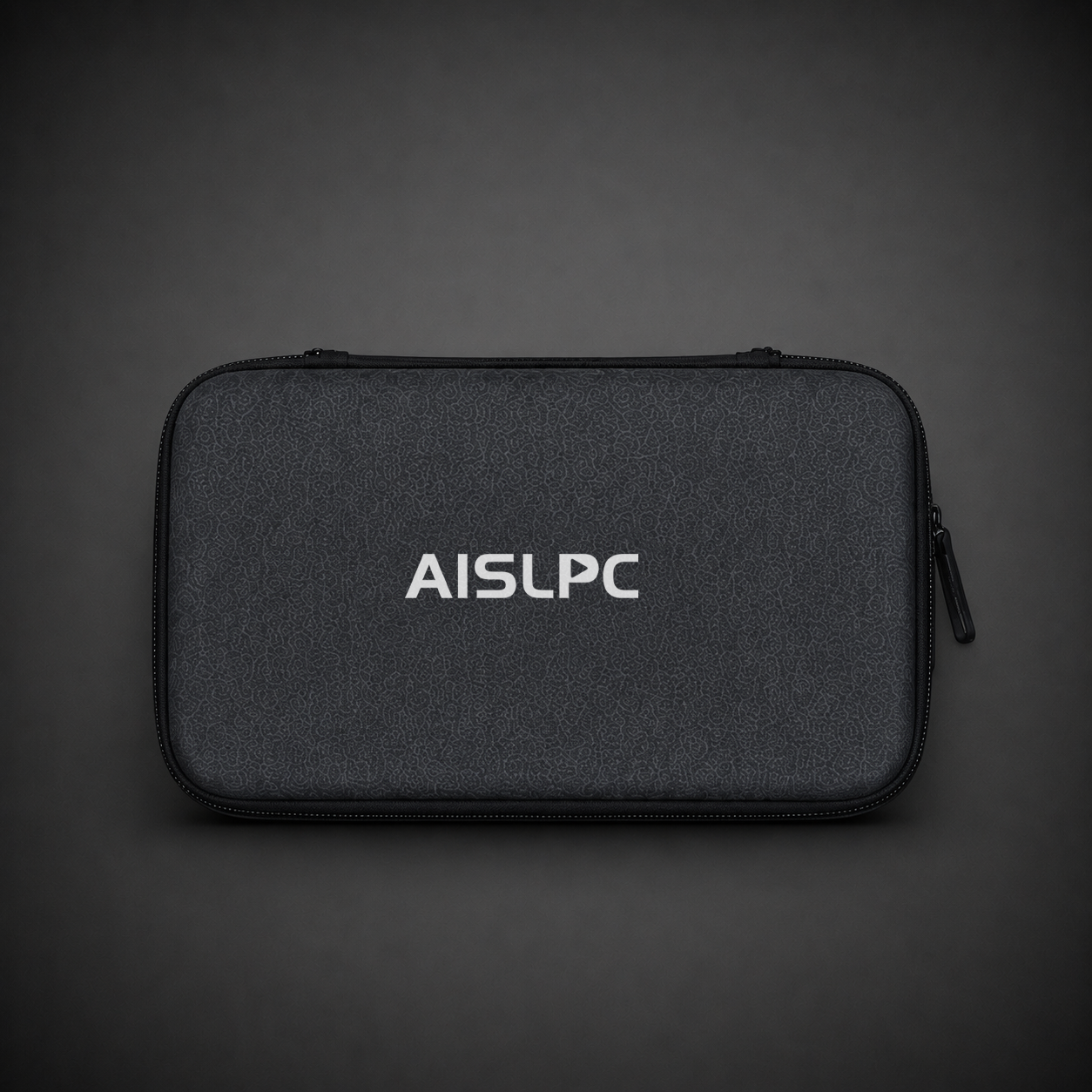 Чёрный чехол AISLPC, вид спереди: защитная сумка на молнии с логотипом AISLPC для портативных ретро-консолей.