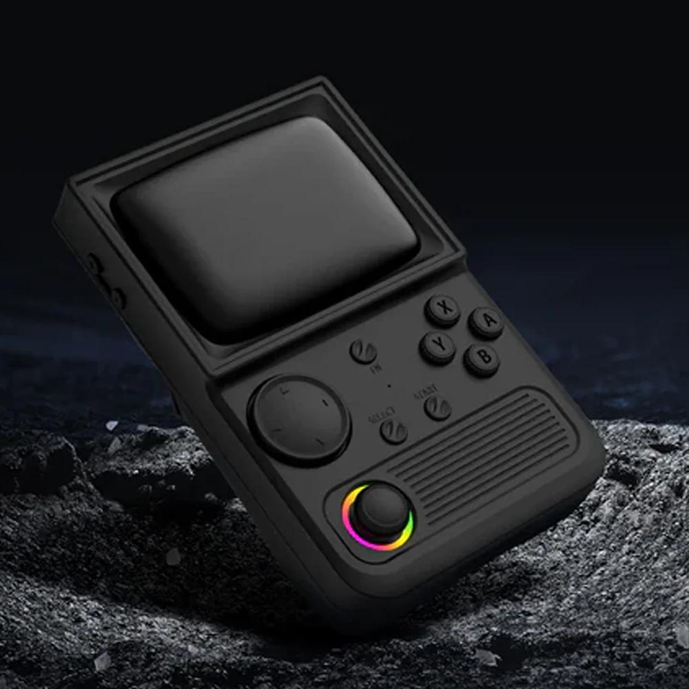 Чёрная портативная ретро-консоль R36T на тёмной каменистой поверхности с RGB-джойстиком и классическими элементами управления.