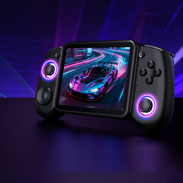 Чёрная RG43H PRO со светящимися RGB-кольцами джойстиков на фиолетовом неоновом фоне и гоночной игрой на экране.
