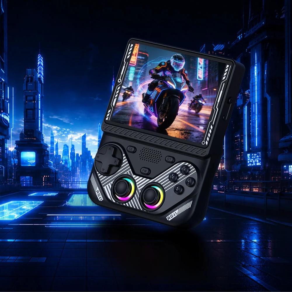 Чёрная RG43V PRO в неоновом киберпанк-городе с двумя RGB-джойстиками и мотогонкой на экране.