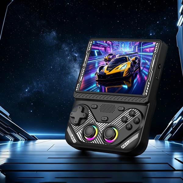 Чёрная RG43V PRO с двумя RGB-джойстиками и неоновой гоночной игрой на экране на футуристическом космическом фоне.