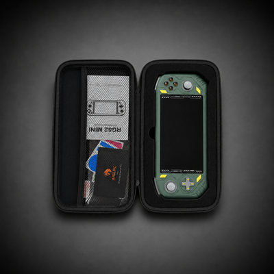 Открытый чехол AISLPC для RG52 MINI и RG52 PRO MAX с зелёной консолью, руководством пользователя и защитными отделениями.