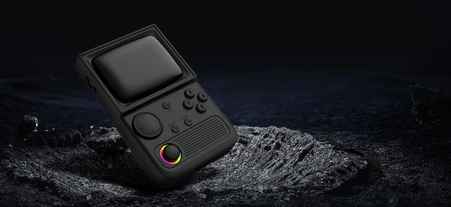 Чёрная R36T на тёмной каменистой поверхности с ярким RGB-джойстиком в драматичном главном баннере.