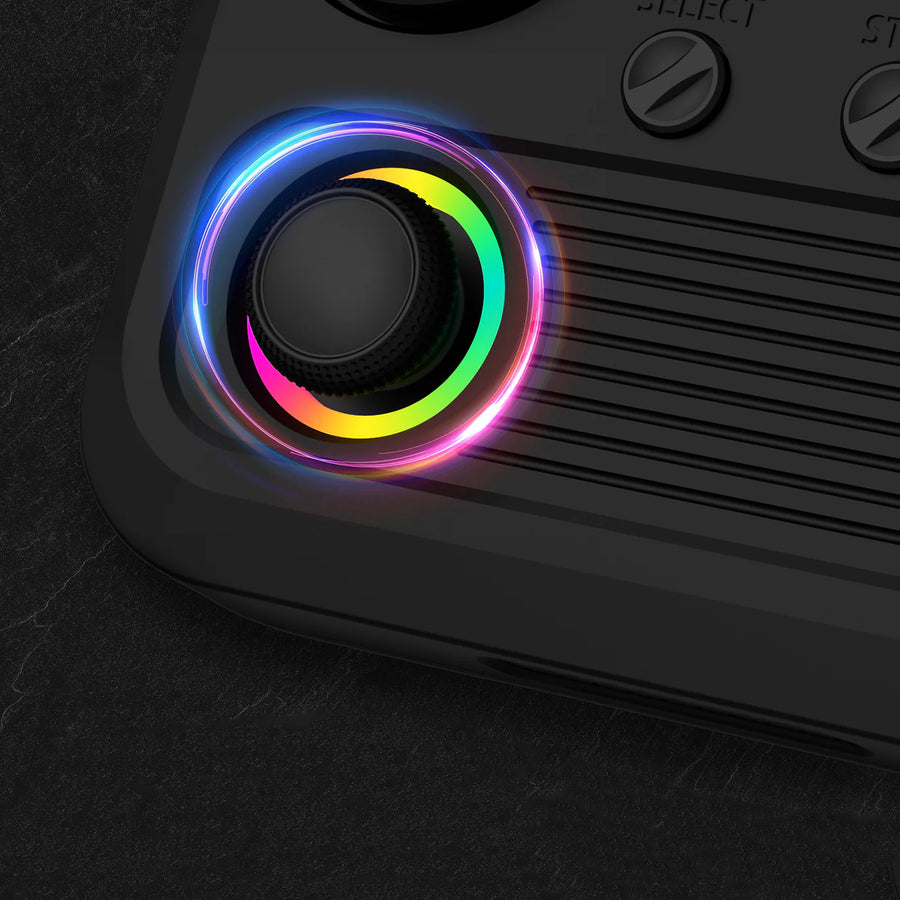 RGB-джойстик чёрной R36T крупным планом, подчёркивающий цветную подсветку элемента управления.