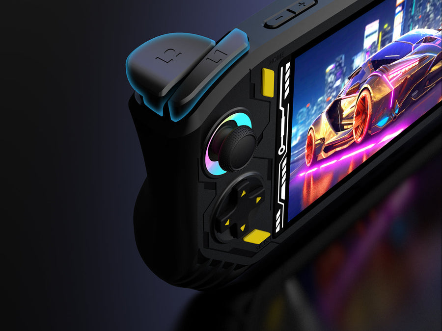 Чёрная RG52 MINI крупным планом сбоку: гоночная игра на экране, RGB-джойстик, крестовина и плечевые кнопки.
