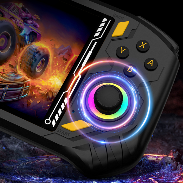 Чёрная RG52 MINI крупным планом: подсвеченный RGB-джойстик, цветные кнопки действий и игра с монстр-траком на экране.